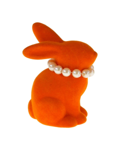 Hase mit Perlenkette